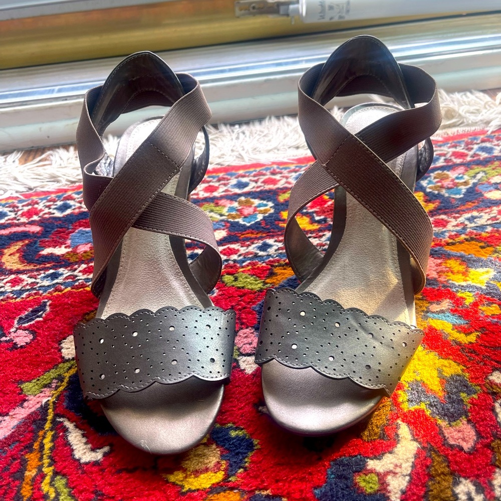 Easy Street Criss Cross Sandals Size 7